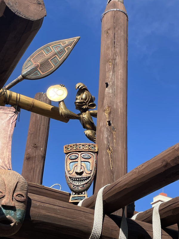 Can you find Abu (22) hanging out way up high in Adventureland? 