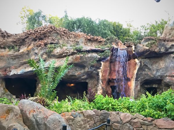 The landscape is also very detailed like this waterfall and greenery on Batuu.