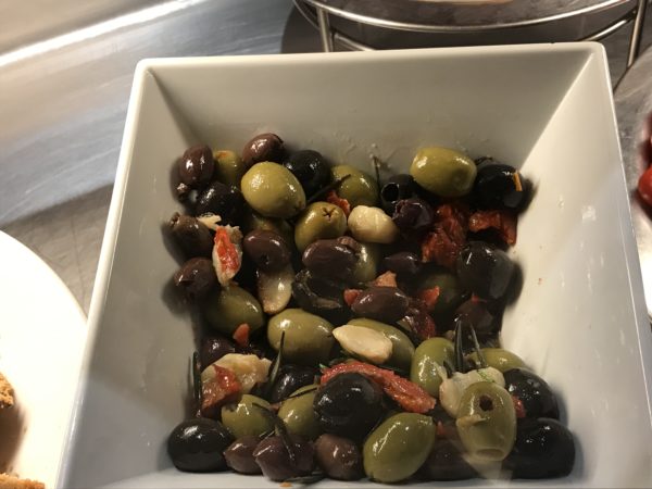 Mixed olives, Sundried Tomatoes, and Garlic
