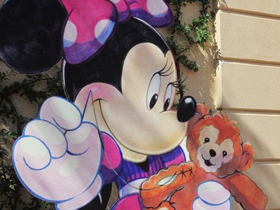 duffy-disney-bear-minnie-japan It seems the US sent some bears to Japan, and then they sent one back.