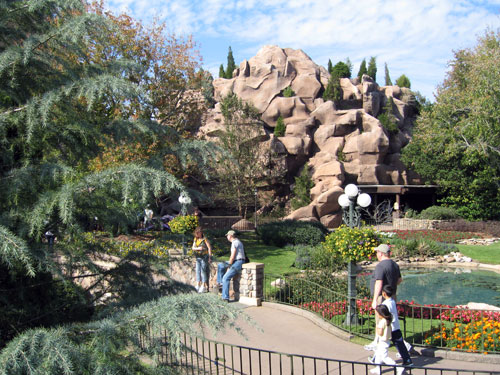 Enjoy the beauty of the Canada pavilion.