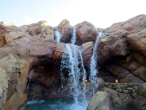 The queue for Under the Sea is breattaking.