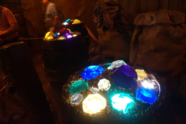 Spin the barrels and see projections on the ceiling. Spin them all at the same time, and Snow White will appear!