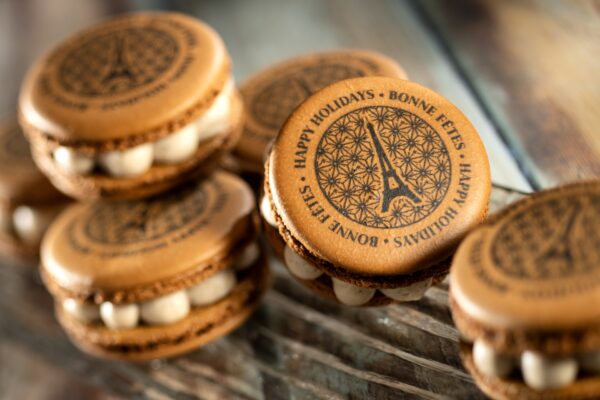 Macaron de Noel aux Épices: Large gingerbread macaron with spiced filling (New)