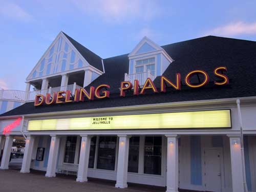 Dueling pianos at Jellyrolls. Fun!