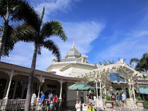 Know which restaurants have audience participation time during meals before booking your dining reservations.