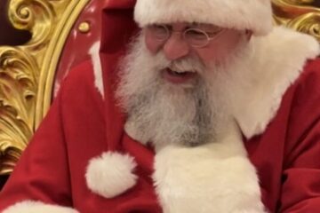 Hello Santa! Photo credits (C) Disney Enterprises, Inc. and Patina Group All Rights Reserved