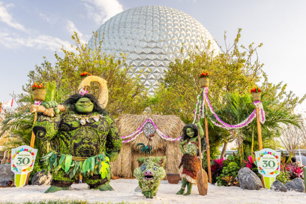 New to the 2025 EPCOT International Flower and Garden Festival, discover Maui, Moana, Heihei and Pua topiaries at the main entrance, surrounded by sand and dazzled with lights.EPCOT is blooming during the 2025 EPCOT International Flower and Garden Festival, where guests can experience vibrant floral color, lush gardens and over 60 topiaries of favorite Disney Characters around the park. (Olga Thompson, photographer). Photo credits (C) Disney Enterprises, Inc. All Rights Reserved 