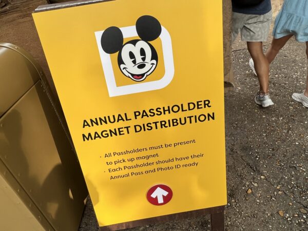 The sign explains the rules for the distribution. Each passholder must be present and have an ID and a pass.
