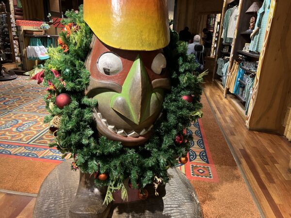 This tiki is in the Christmas spirit!