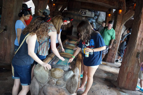 Help the dwarfs sort their gems!