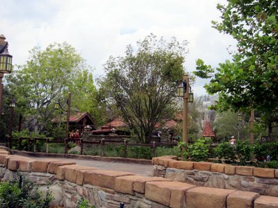 trees-near-belles-house Plenty of trees and landscaping along the way.
