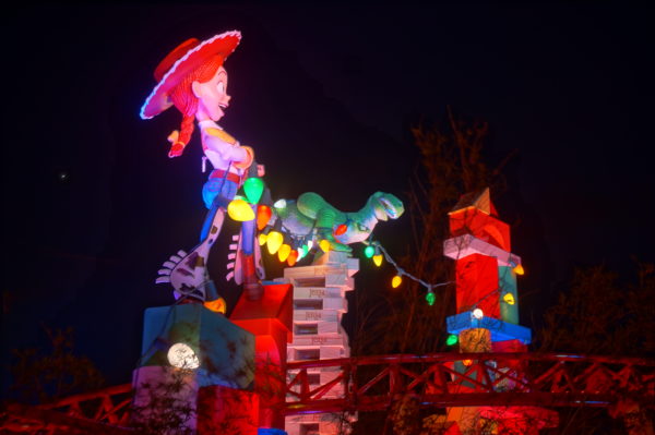 Jess and Rex are stringing Christmas Lights over Slinky Dog Dash!