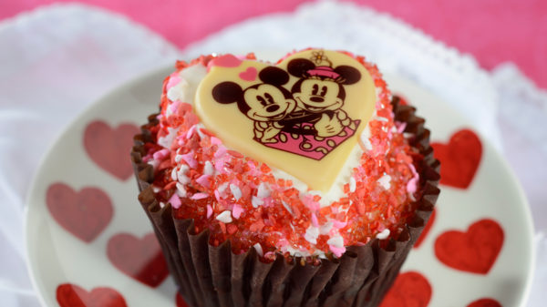 Mickey and Minnie cupcakes. Photo credits (C) Disney Enterprises, Inc. All Rights Reserved 